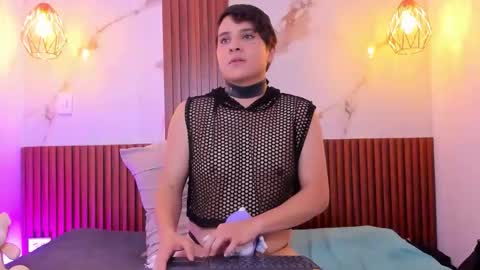 Snapshot of samlopez1 chatting on November 4, 3:05 am Sam online show from November 4, 3:05 am