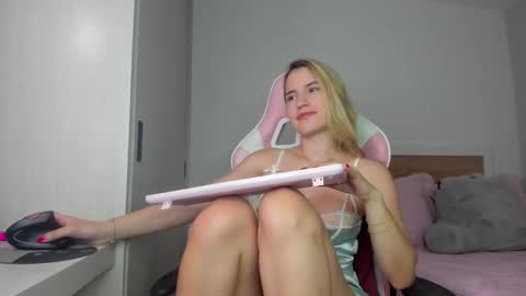 Snapshot of sammy_hamilton chatting on December 15, 4:51 am Ana online show from December 15, 4:51 am