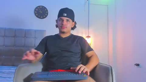Snapshot of samxx_muscle chatting on December 18, 2:56 pm samxx_muscle online show from December 18, 2:56 pm