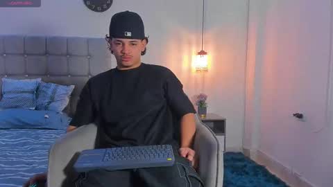 Snapshot of samxx_muscle chatting on December 19, 2:13 pm samxx_muscle online show from December 19, 2:13 pm