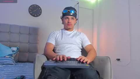 Snapshot of samxx_muscle chatting on December 21, 1:07 pm samxx_muscle online show from December 21, 1:07 pm