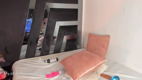 Snapshot of samy_ross_ chatting on December 6, 9:57 pm Find me at when im offline here. online show from December 6, 9:57 pm