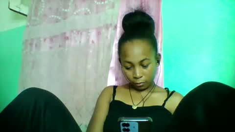 sandra1253099 online show from May 4, 7:10 pm