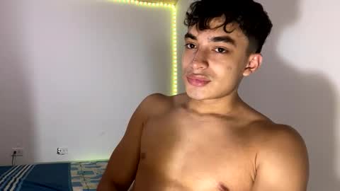 Snapshot of santi36rt chatting on December 1, 4:17 am santi36rt online show from December 1, 4:17 am