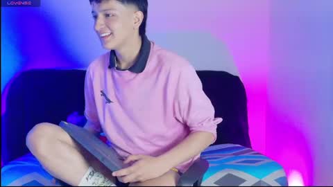 Snapshot of santi_ll chatting on June 14, 8:11 pm santi online show from June 14, 8:11 pm