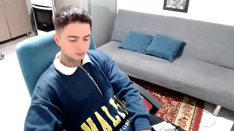 Snapshot of santi_ss chatting on January 19, 2:32 pm santi_ss online show from January 19, 2:32 pm