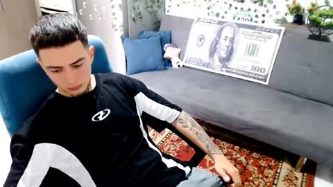 Snapshot of santi_ss chatting on February 12, 2:45 pm santi_ss online show from February 12, 2:45 pm