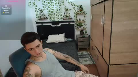 santi_ss online show from April 27, 5:44 pm