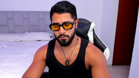 santiago_huntt online show from April 16, 8:53 pm