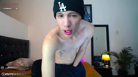 Snapshot of santiagocutex chatting on September 18, 6:48 am SANTAGO online show from September 18, 6:48 am