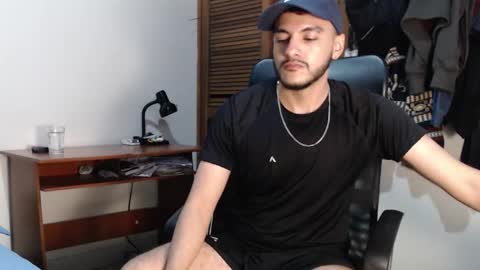 Snapshot of santiexxx chatting on October 18, 3:53 am santiexxx online show from October 18, 3:53 am