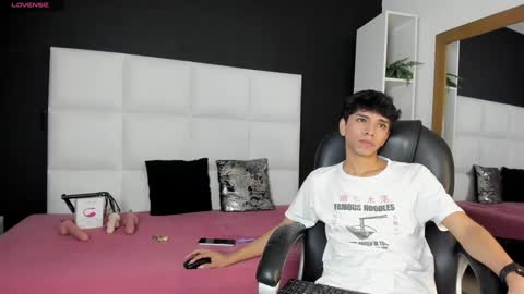 Santiago Carrington online show from December 4, 8:40 pm