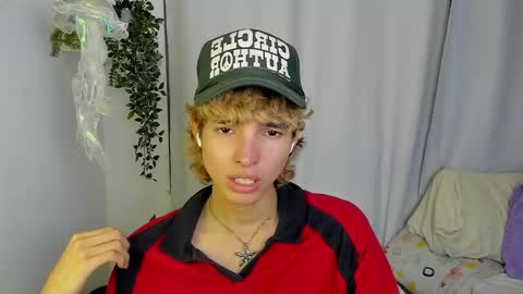 Snapshot of santy_kitty chatting on October 6, 2:53 am kitty online show from October 6, 2:53 am