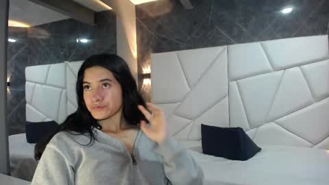 Snapshot of sara_hoffman_4 chatting on June 18, 12:53 pm Sara online show from June 18, 12:53 pm
