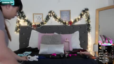 Sara  online show from December 18, 7:09 pm