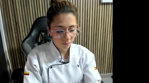 Snapshot of sara_roades chatting on October 21, 1:34 pm sara_roades online show from October 21, 1:34 pm