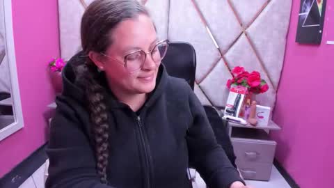 sara_thonson_ online show from November 28, 1:47 pm