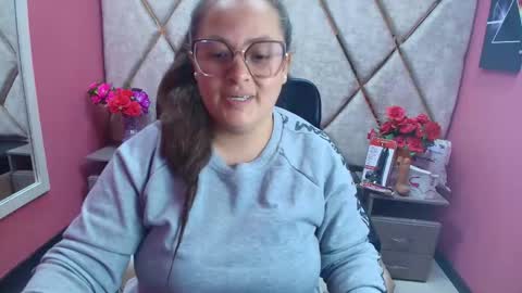 sara_thonson_ online show from December 4, 1:53 pm