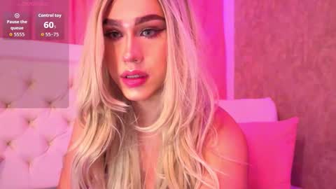 Snapshot of saraah_queen chatting on November 21, 4:00 am Sarah online show from November 21, 4:00 am