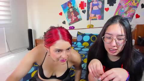 Snapshot of saraandmarilyn chatting on December 14, 2:10 pm Alahia and Marilyn online show from December 14, 2:10 pm
