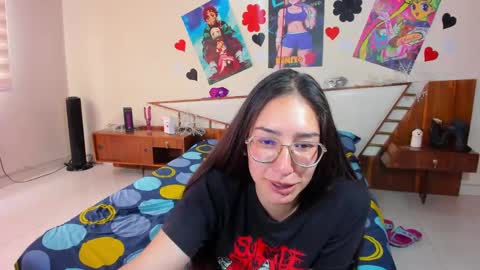 Snapshot of saraandmarilyn chatting on December 14, 5:47 pm Alahia and Marilyn online show from December 14, 5:47 pm