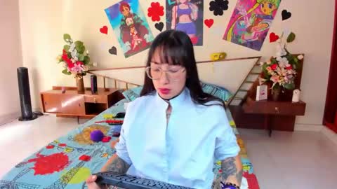Snapshot of saraandmarilyn chatting on January 15, 4:54 pm Alahia and Marilyn online show from January 15, 4:54 pm