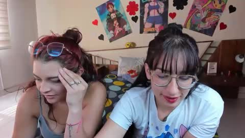 Snapshot of saraandmarilyn chatting on February 11, 6:33 pm Alahia and Marilyn online show from February 11, 6:33 pm