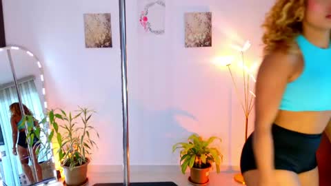Snapshot of sarah__cinnamon chatting on April 26, 6:16 pm sarah cinnamon online show from April 26, 6:16 pm