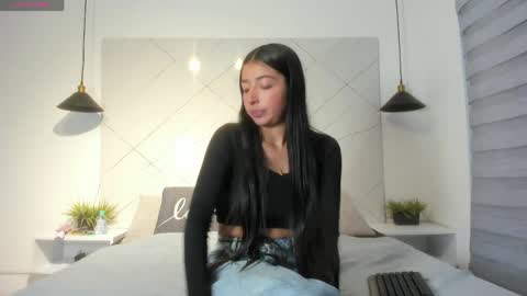 Snapshot of sarah_collens_ chatting on June 9, 10:49 am sarah_collens_ online show from June 9, 10:49 am