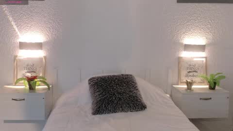 Sarah online show from April 3, 1:09 pm