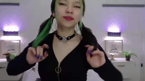 Snapshot of sarah_cute028 chatting on June 15, 1:35 pm Sarah online show from June 15, 1:35 pm