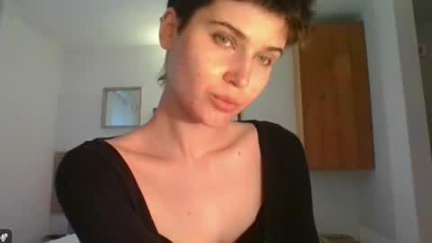 Snapshot of sarah_desire01 chatting on February 17, 7:38 am Sarah online show from February 17, 7:38 am