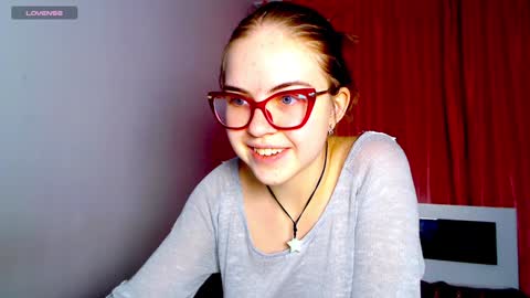 Snapshot of sarah_hs chatting on December 9, 6:25 pm Sarah online show from December 9, 6:25 pm