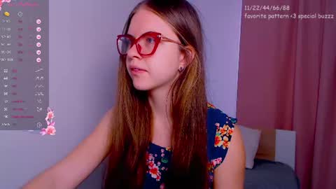Snapshot of sarah_hs chatting on July 8, 2:49 am Sarah online show from July 8, 2:49 am