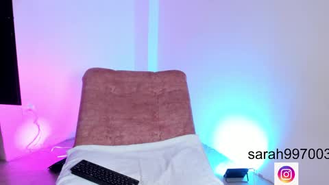 Snapshot of sarah_roussel chatting on May 21, 3:19 pm Sarah online show from May 21, 3:19 pm