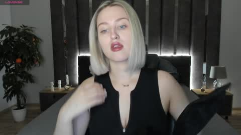 Snapshot of sarah_soul chatting on December 15, 12:51 am Sarah online show from December 15, 12:51 am