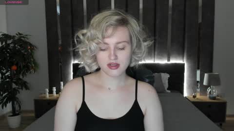 Snapshot of sarah_soul chatting on December 16, 4:02 am Sarah online show from December 16, 4:02 am