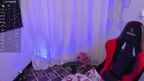 Snapshot of sarah_t_ chatting on May 14, 8:48 pm Sarah online show from May 14, 8:48 pm