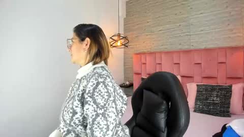 Sarah Deyvis online show from October 1, 1:06 pm