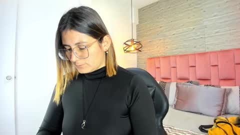 Sarah Deyvis online show from October 17, 5:15 pm