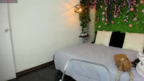 Sarah Deyvis online show from November 19, 1:44 pm