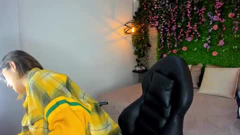 Sarah Deyvis online show from December 4, 11:08 am