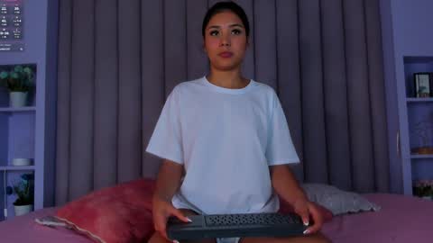 Snapshot of sarahevans__ chatting on December 5, 7:38 pm Sarah Evans online show from December 5, 7:38 pm