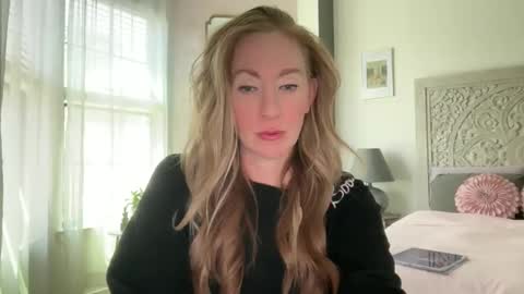 Snapshot of sarahgiroux86 chatting on May 7, 7:19 pm Sarah online show from May 7, 7:19 pm
