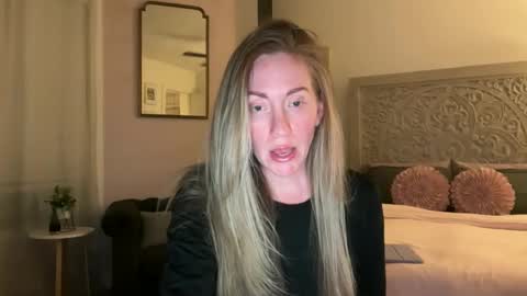 Snapshot of sarahgiroux86 chatting on May 10, 3:44 am Sarah online show from May 10, 3:44 am