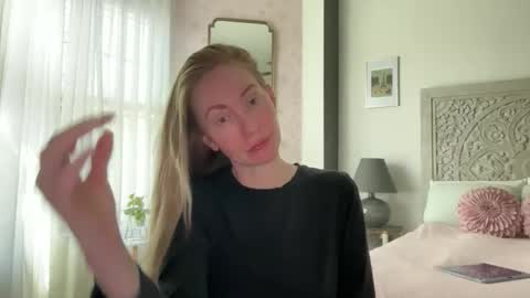 Snapshot of sarahgiroux86 chatting on May 26, 5:42 pm Sarah online show from May 26, 5:42 pm