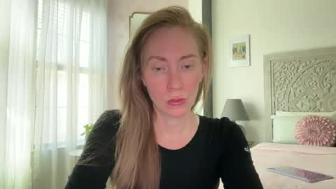 Snapshot of sarahgiroux86 chatting on June 20, 6:11 pm Sarah online show from June 20, 6:11 pm