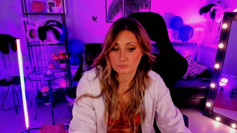 Divine Sarah NONUDE model online show from December 14, 11:50 am