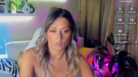Snapshot of sarahholly chatting on May 30, 3:53 pm Divine Sarah NONUDE model online show from May 30, 3:53 pm