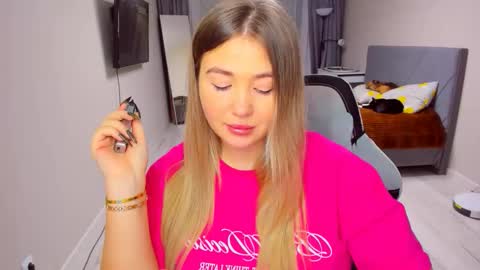 Sarah online show from February 4, 2:45 pm